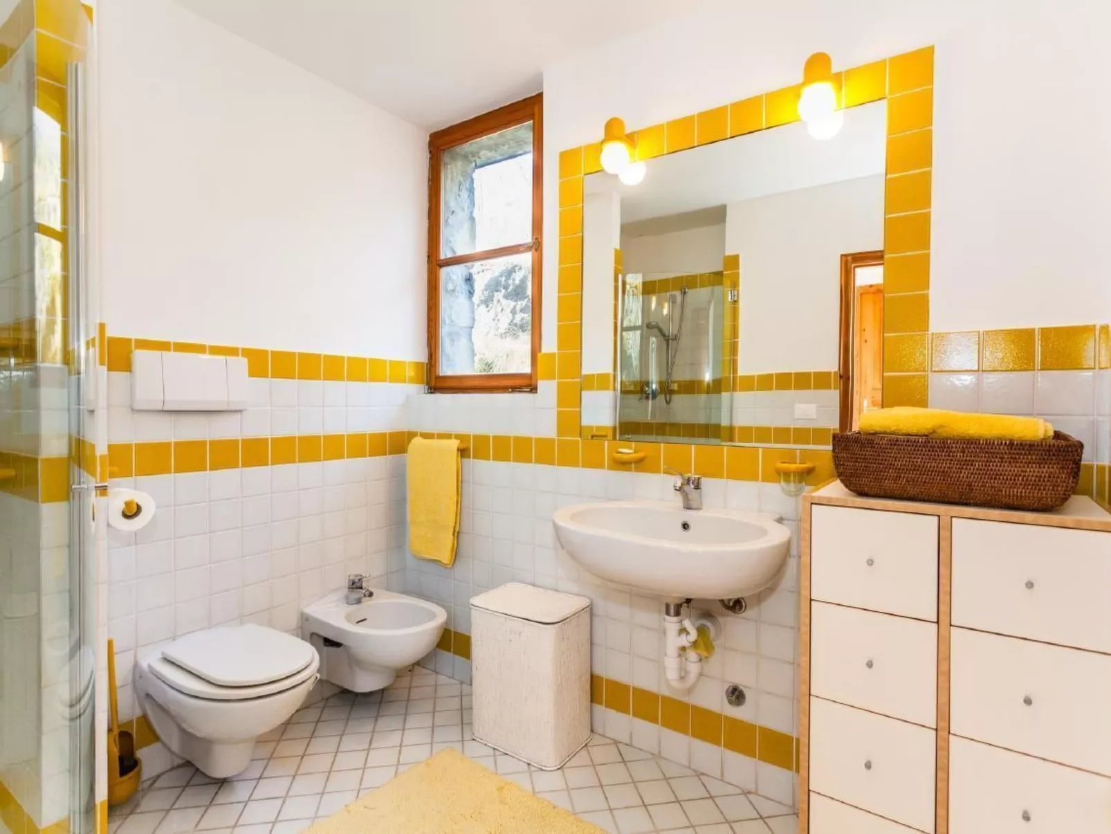 Rustiko-Landhaus mit Infinity-Pool und Seeblick-Dedans