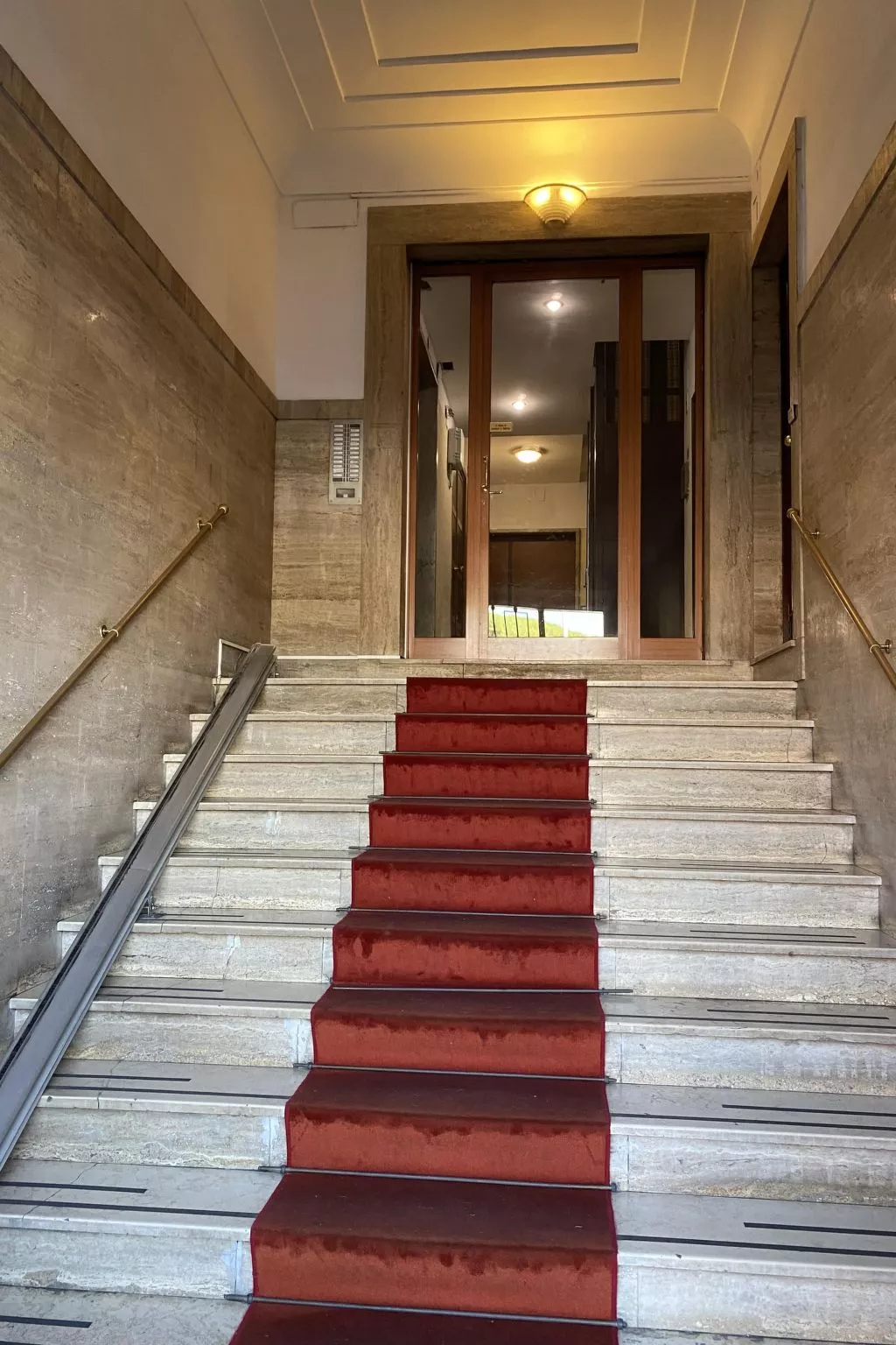 Wohnung 'Danke Vatikan'-Draußen