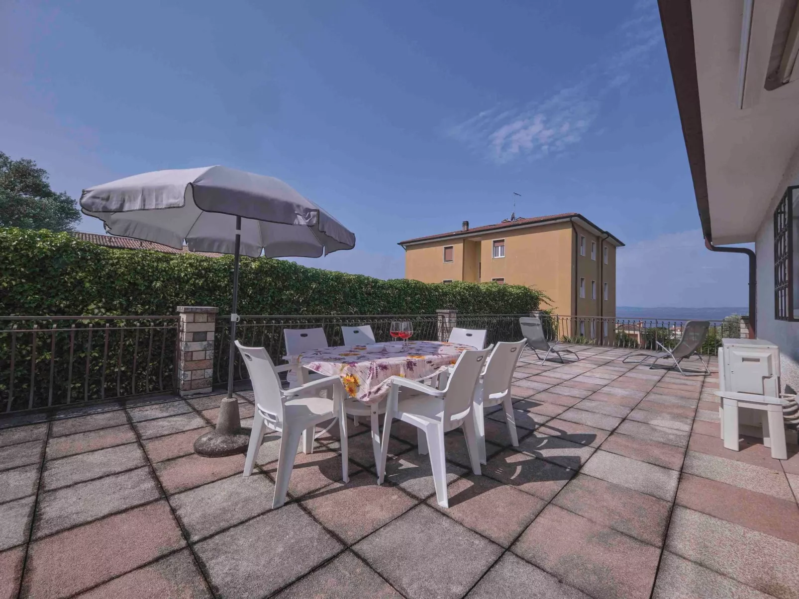 Mit Seeblick und privatem Garten-Outside