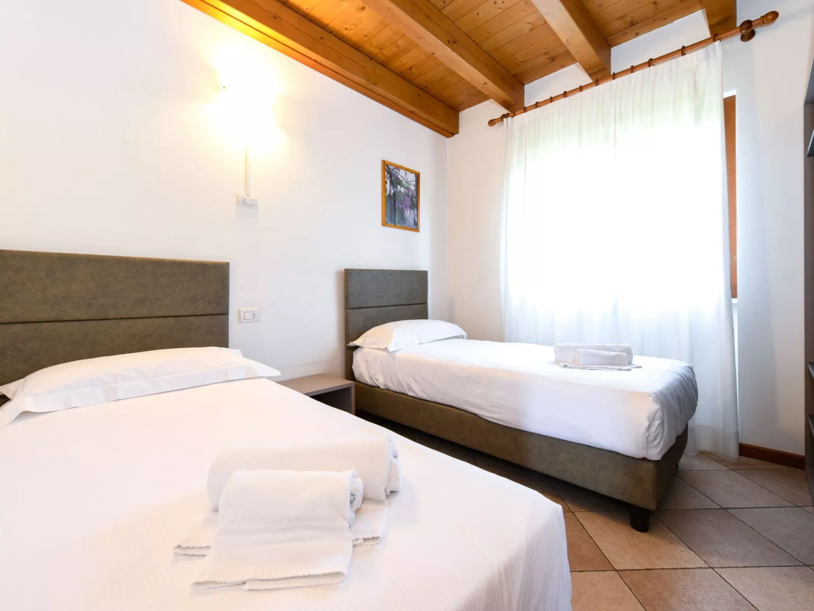 Wohnung mit Balkon, Schwimmbad und Seeblick-Inside