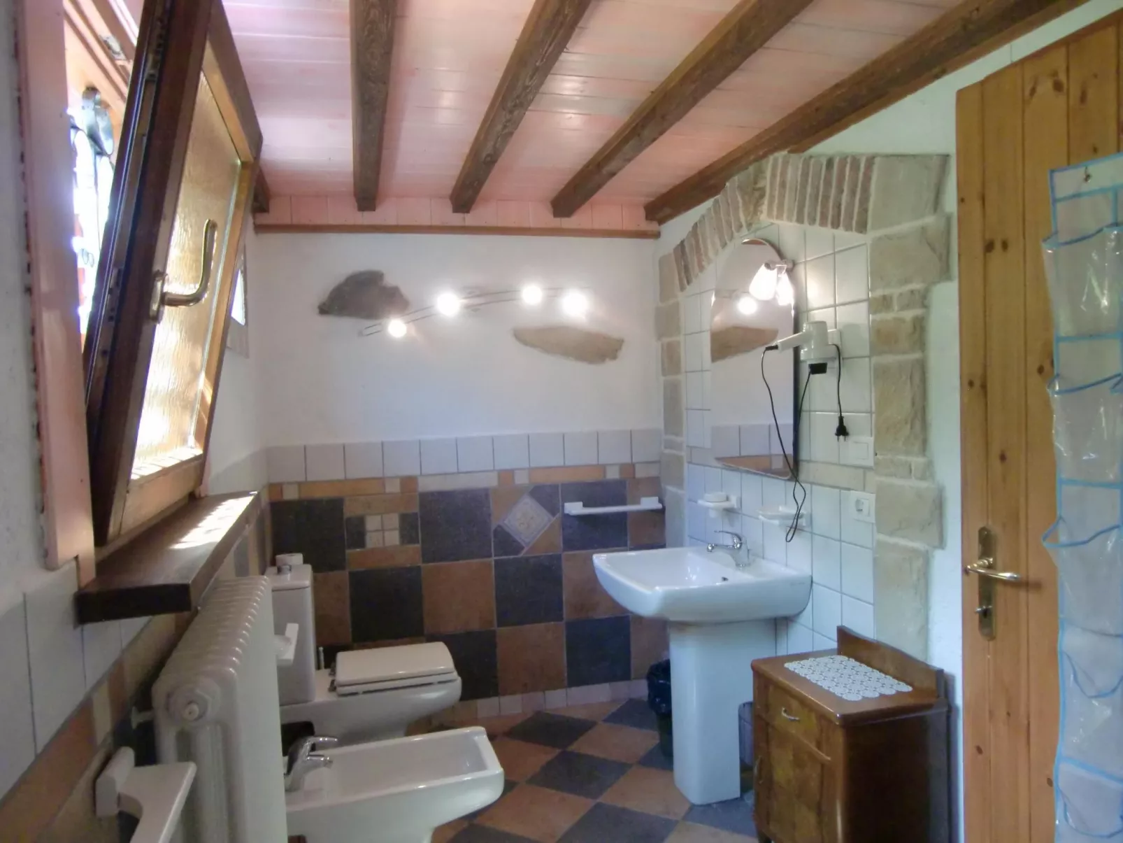 Freistehendes Haus mit eingezäuntem Privatgarten-Inside