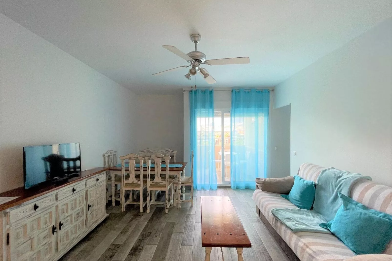 Apartamento con terraza panorámica en Playa Benalmádena-Living room