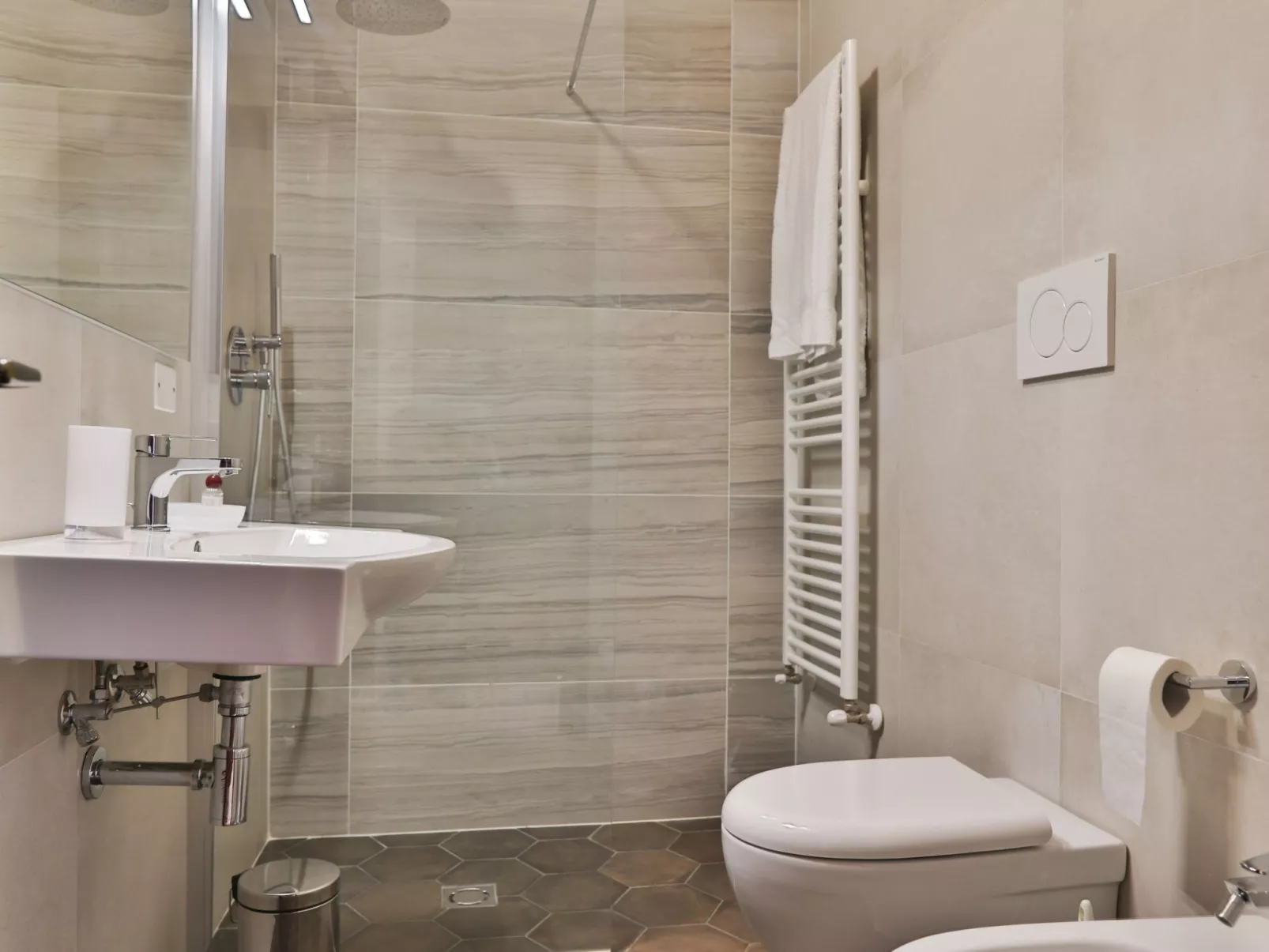 Große Wohnung mit 3 Schlafzimmern und 3 Bädern-Inside