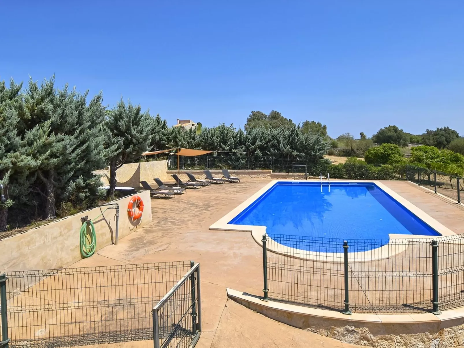 Finca mit großem eingezäunten Pool und Klimaanlage. - Outside