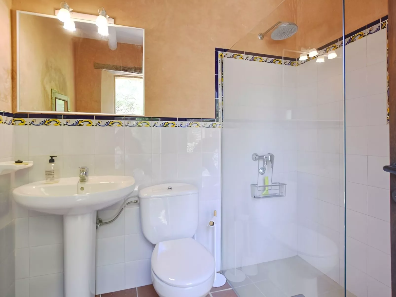 Finca mit Ruhe und Infinity-Pool-Drinnen