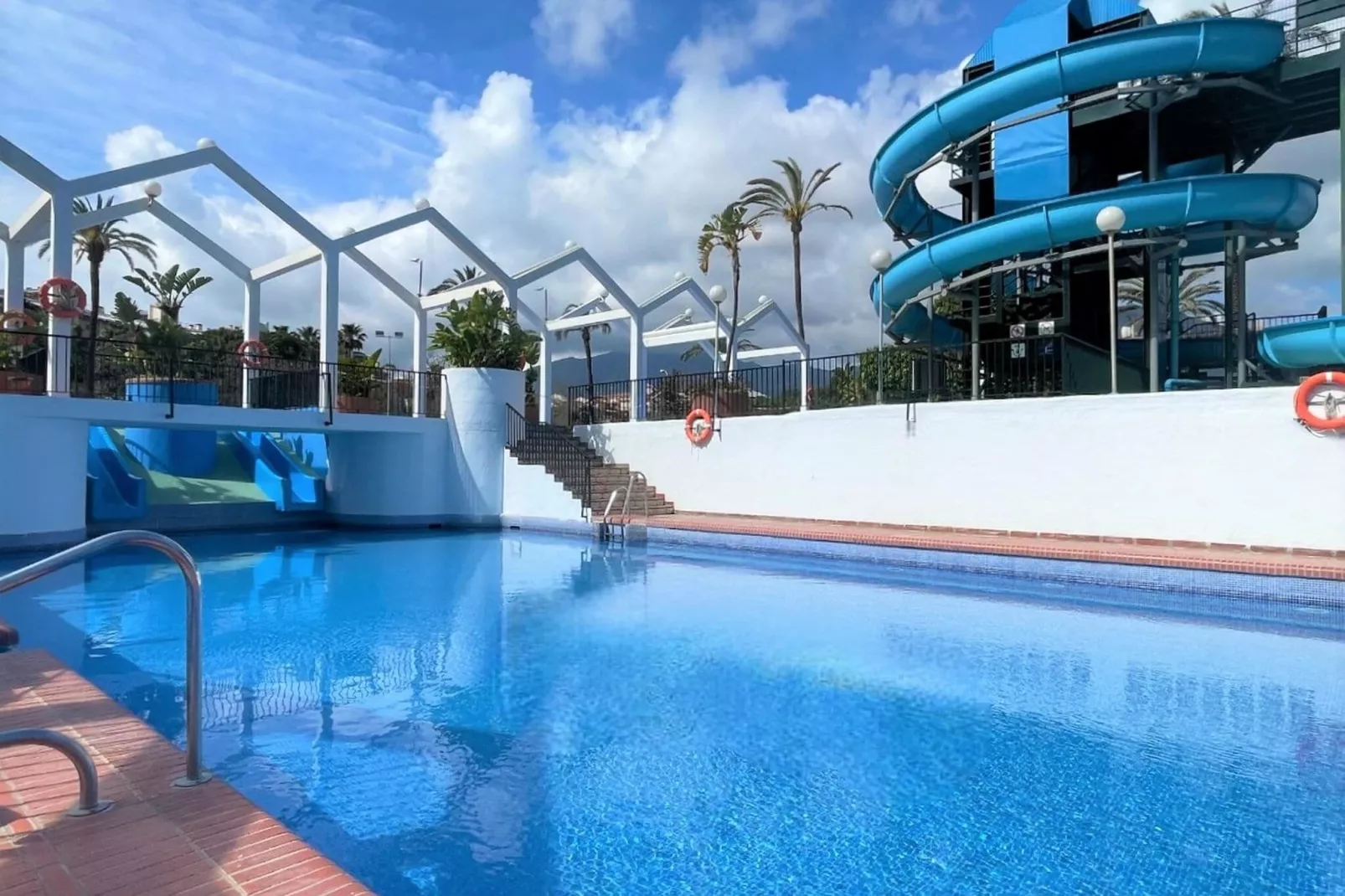Apartamento con terraza panorámica en Playa Benalmádena-Pool