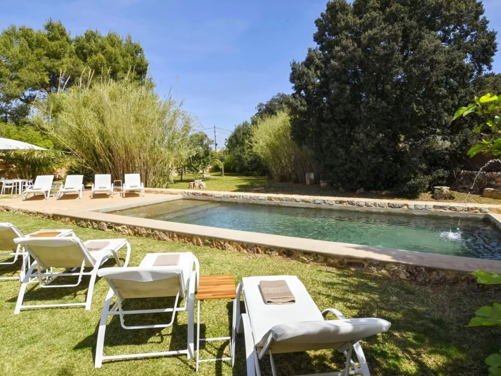 Luxuriöse Villa mit Pool und Klimaanlage für 8 Personen-Draußen