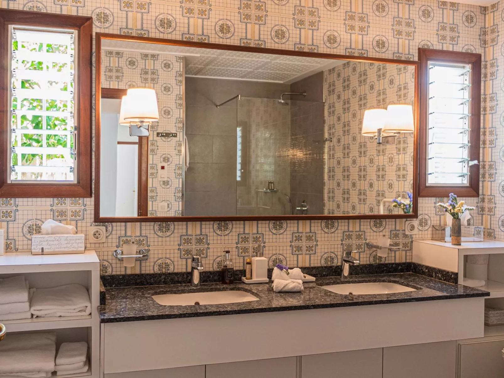 Landhaus mit Garten, Sonnenterrasse sowie überdachter Terrasse und Pool in Stra-Inside