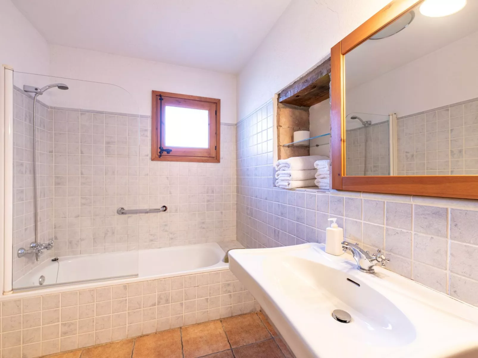 "Cobert del Carro".-Inside