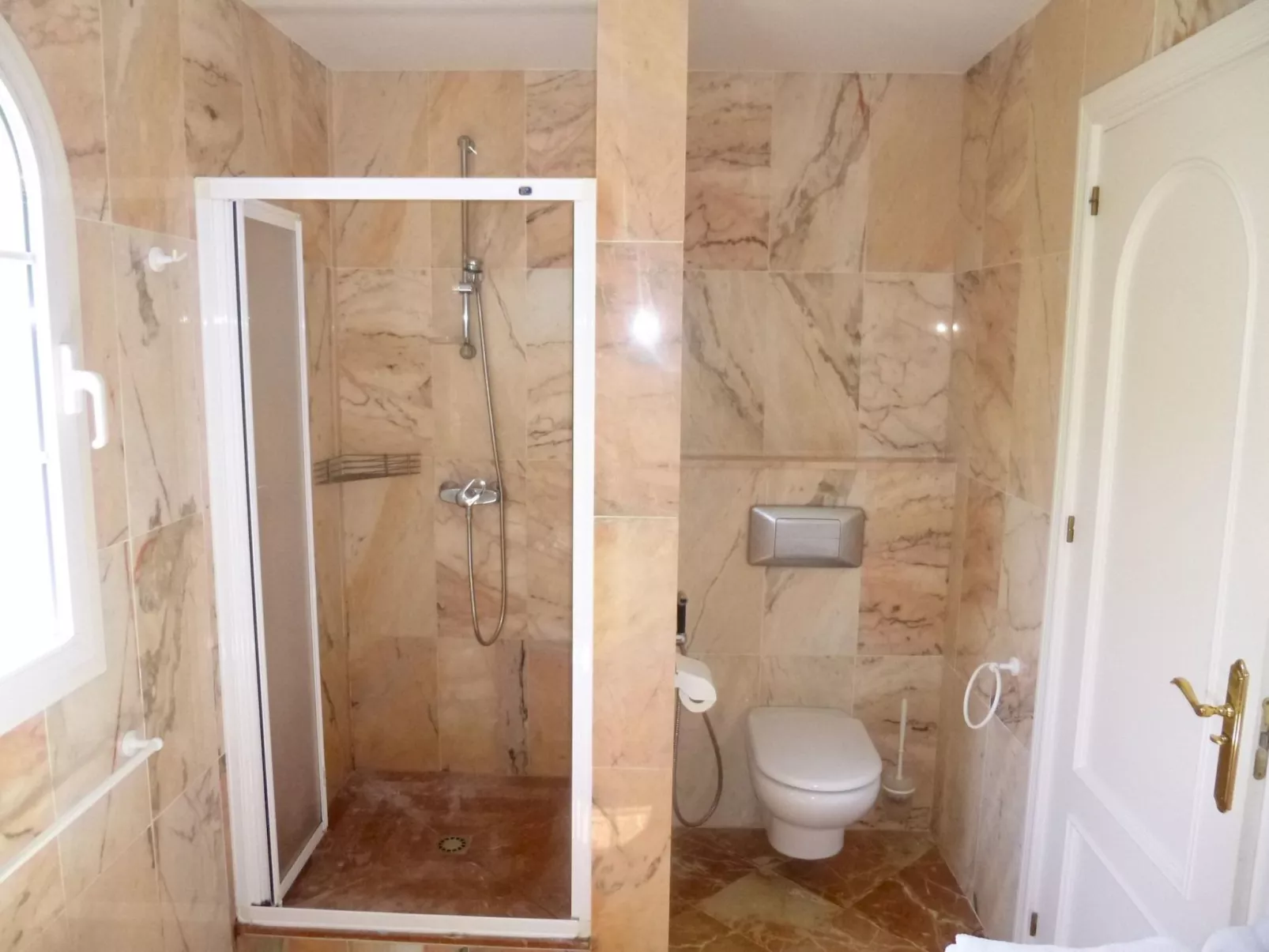 Mit Blick auf das Wasser-Inside