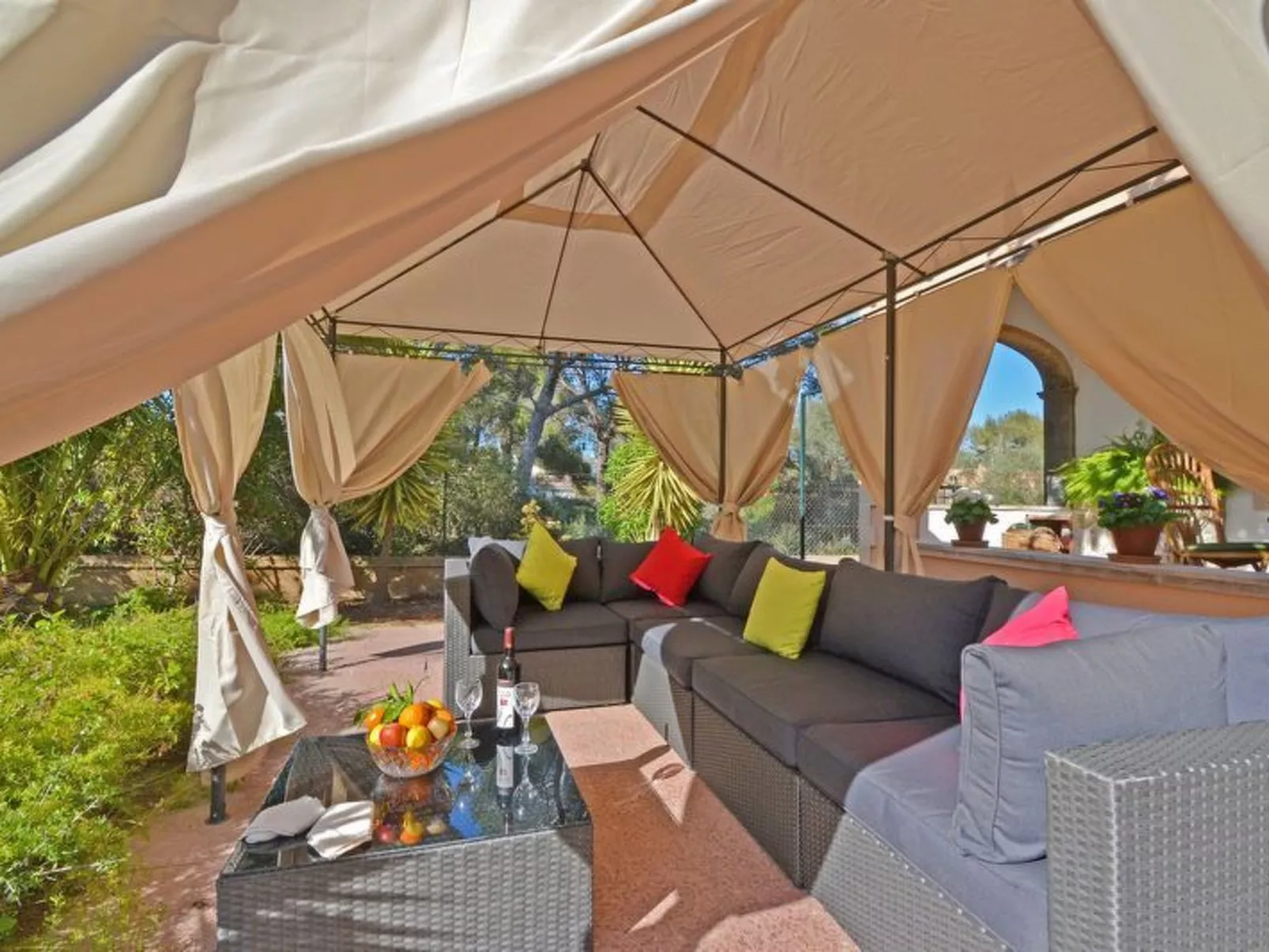 Schöne Villa mit Pool und Garten-Inside