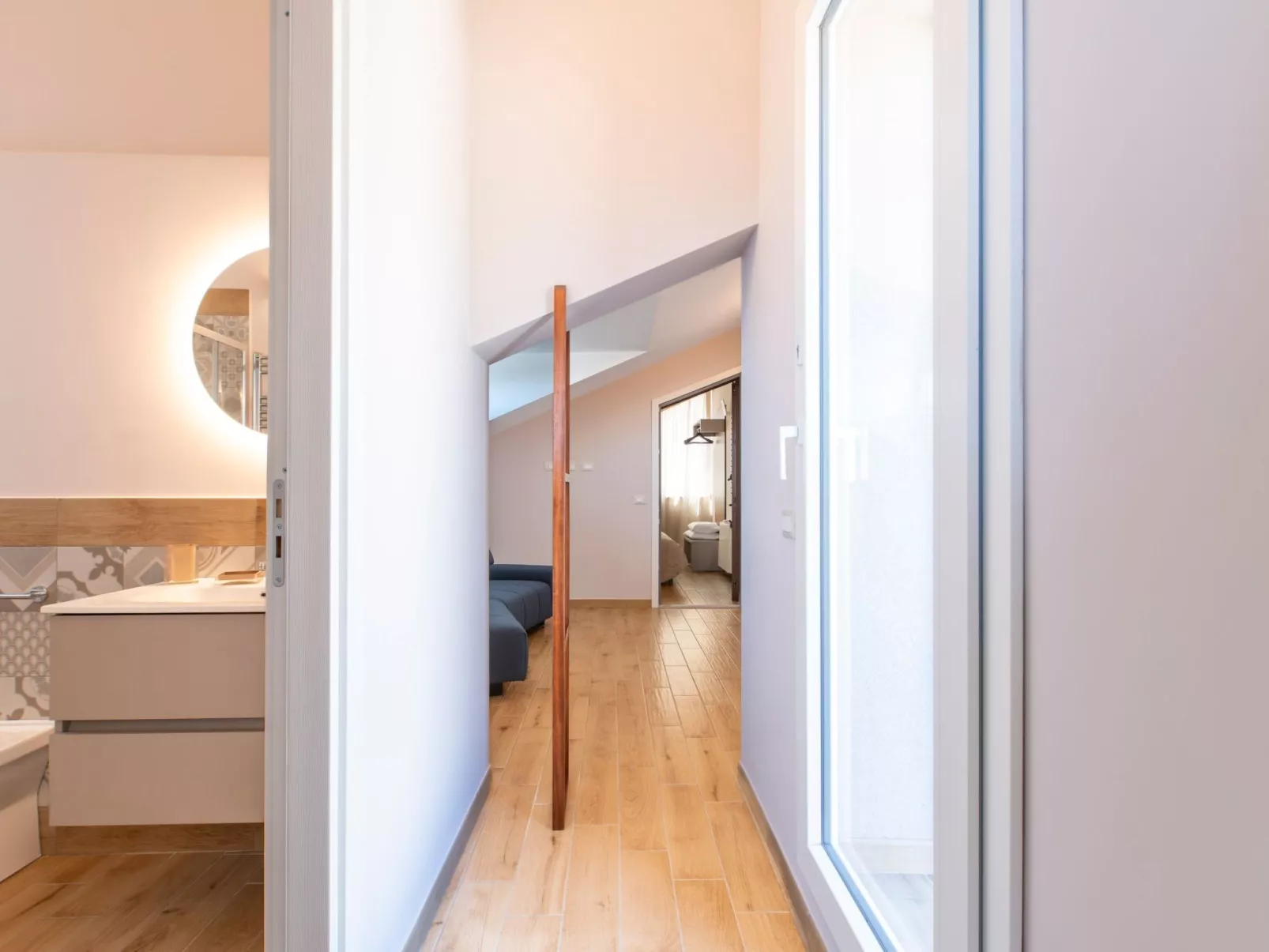 Villa mit Panoramablick auf das Meer, umgeben von der Natur-Image-tags.info