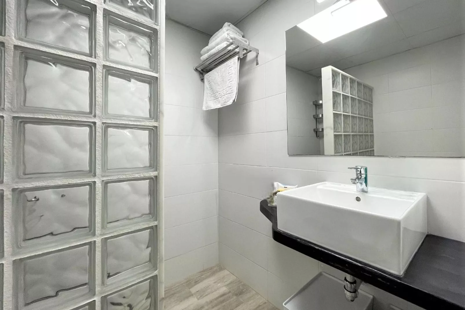 Apartamento con terraza y vistas a playa Benalmádena-Badezimmer