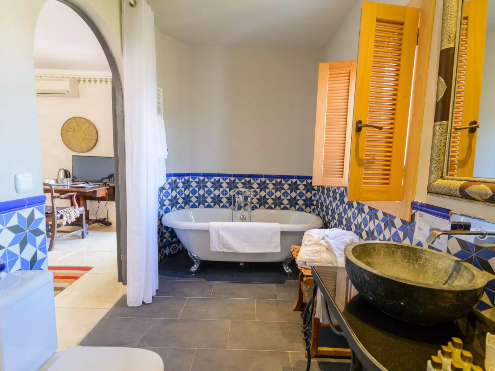 Spa-Spielzimmer mit Außen-Whirlpool und Schwimmbad-Inside