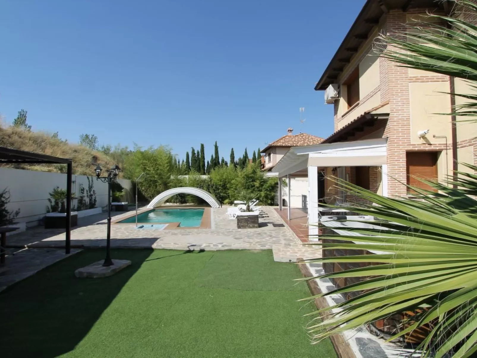 In Seseña mit großem Garten-Outside