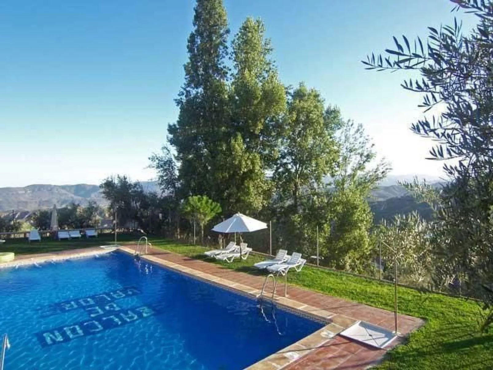 Gemütliches Haus in Anlage mit Schwimmbad in Válor - Outside