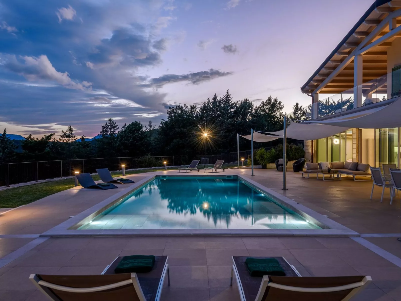 Villa Montefalcone, Außen- und Innenpool-Dehors