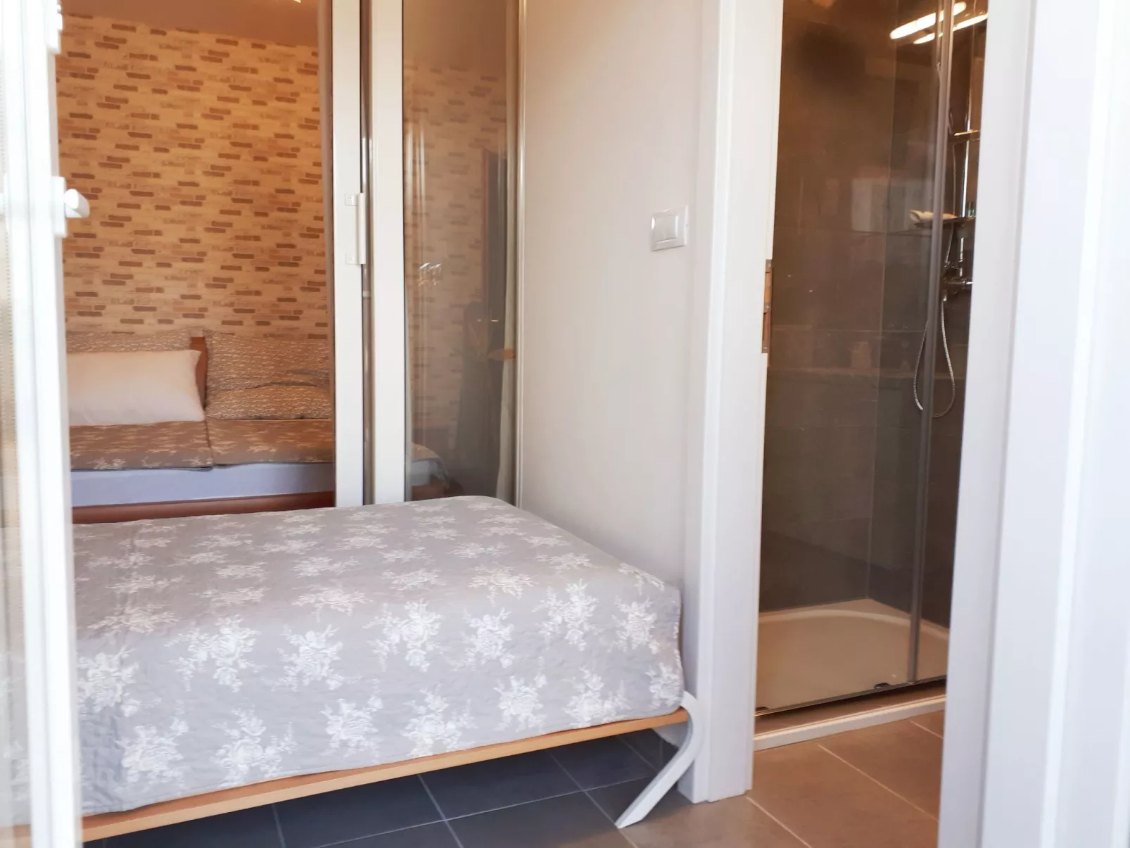 Direkt am Meer liegendes Apartment mit Garten-Dedans