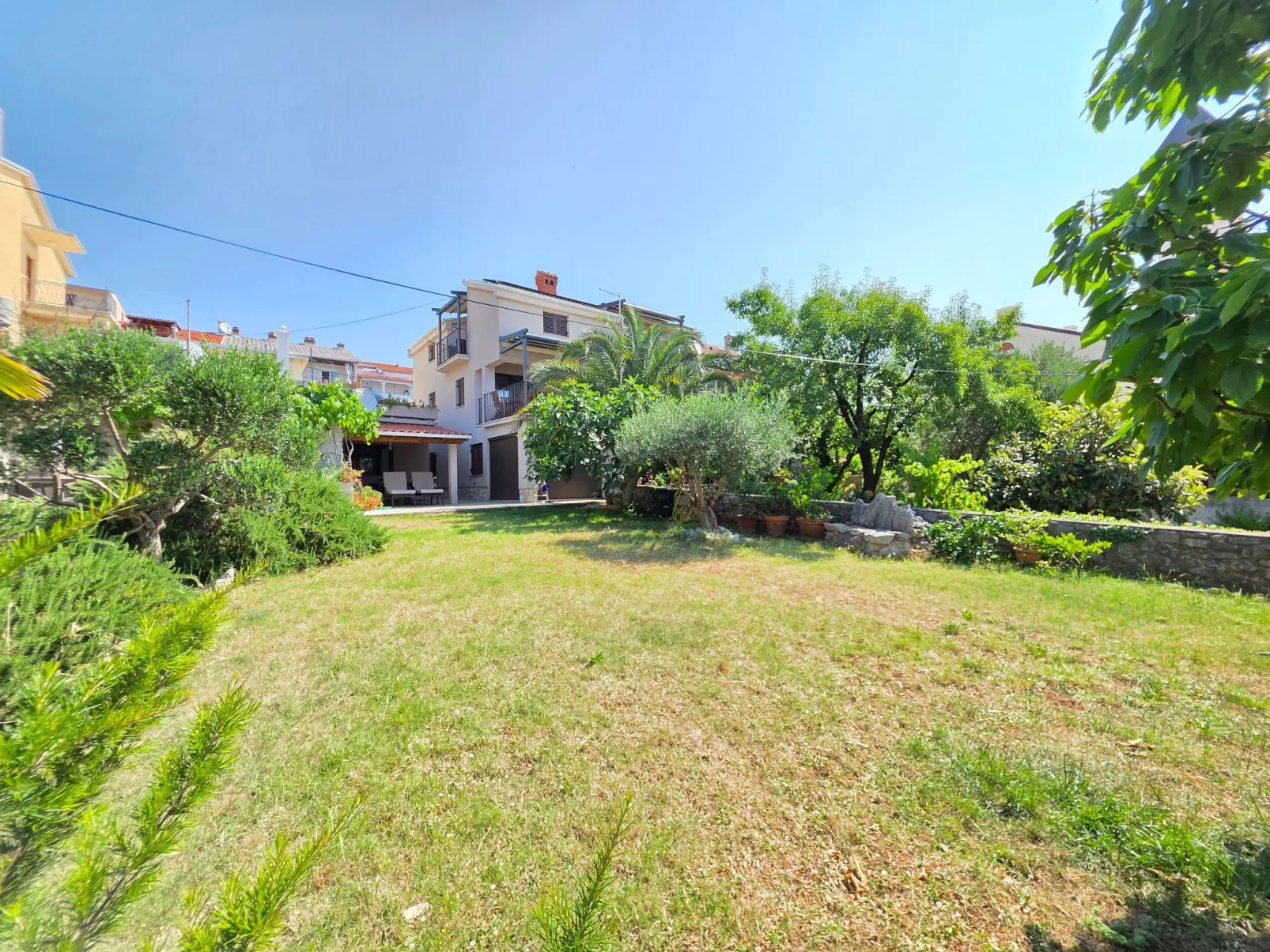 Wohnung mit Balkon, AC, Privatparkplatz-Draußen