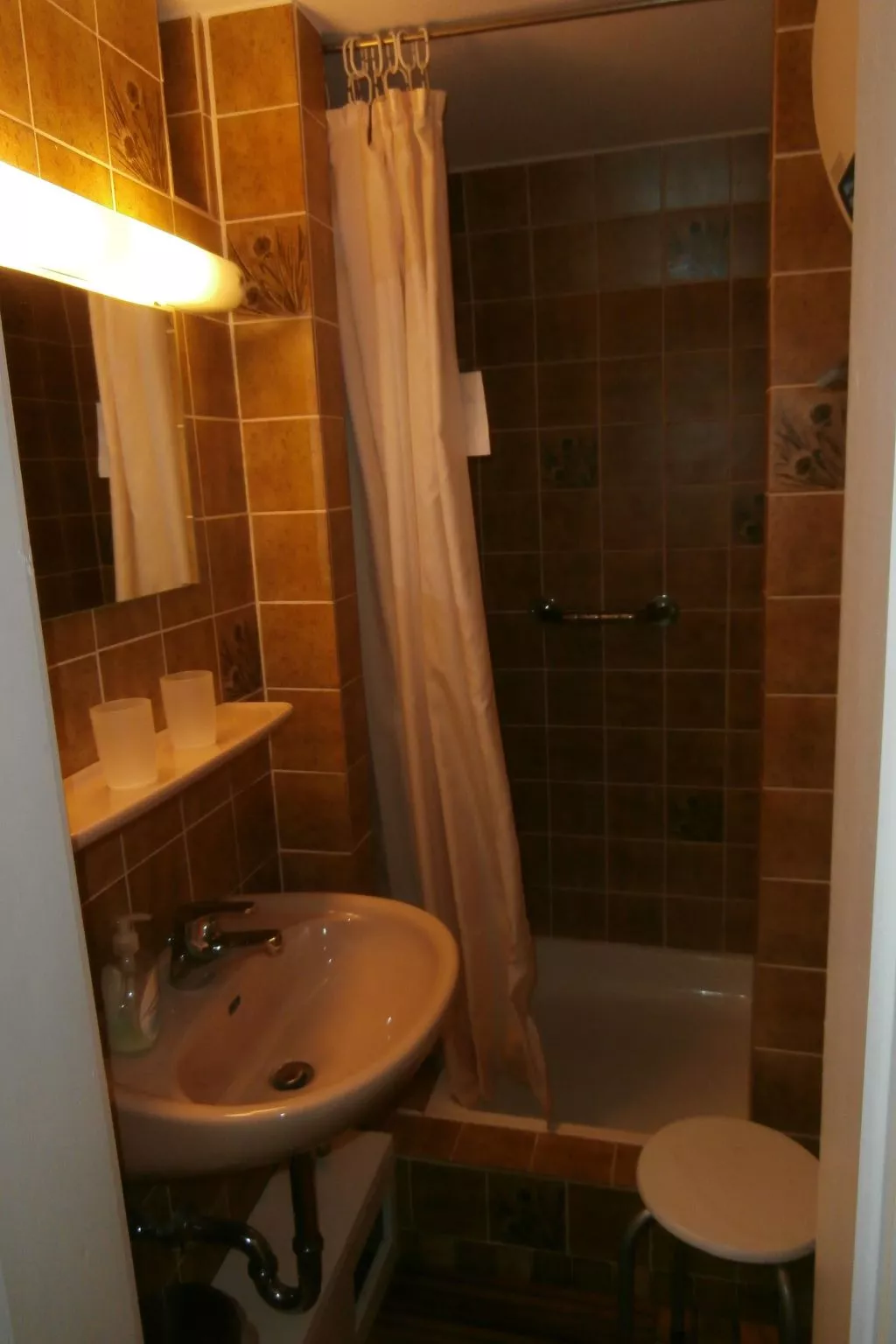 Uriges Ferienhaus mit Garten und Grill-Drinnen