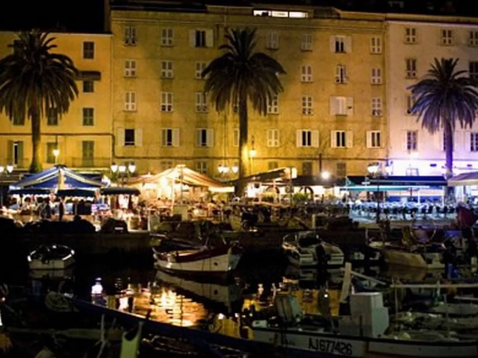 Mit Blick auf das Wasser-Dehors