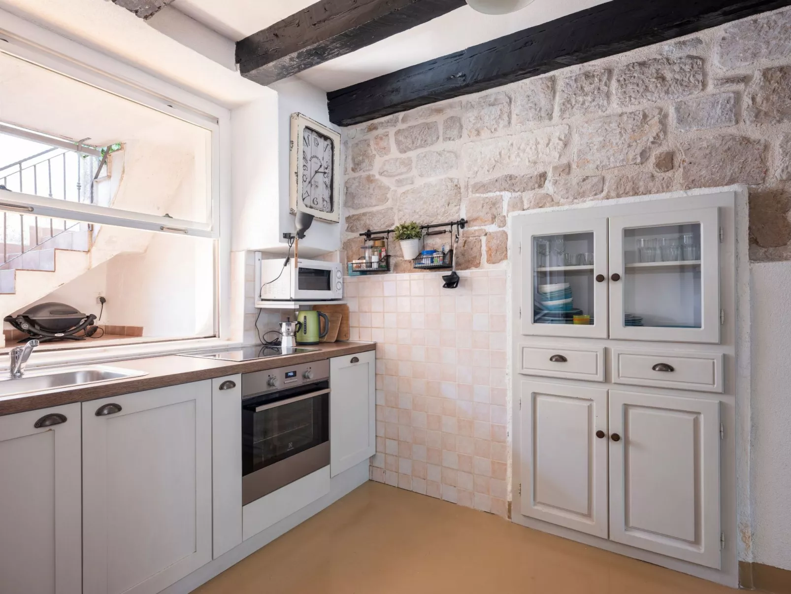 "Hanna" mit Blick auf das Wasser-Drinnen