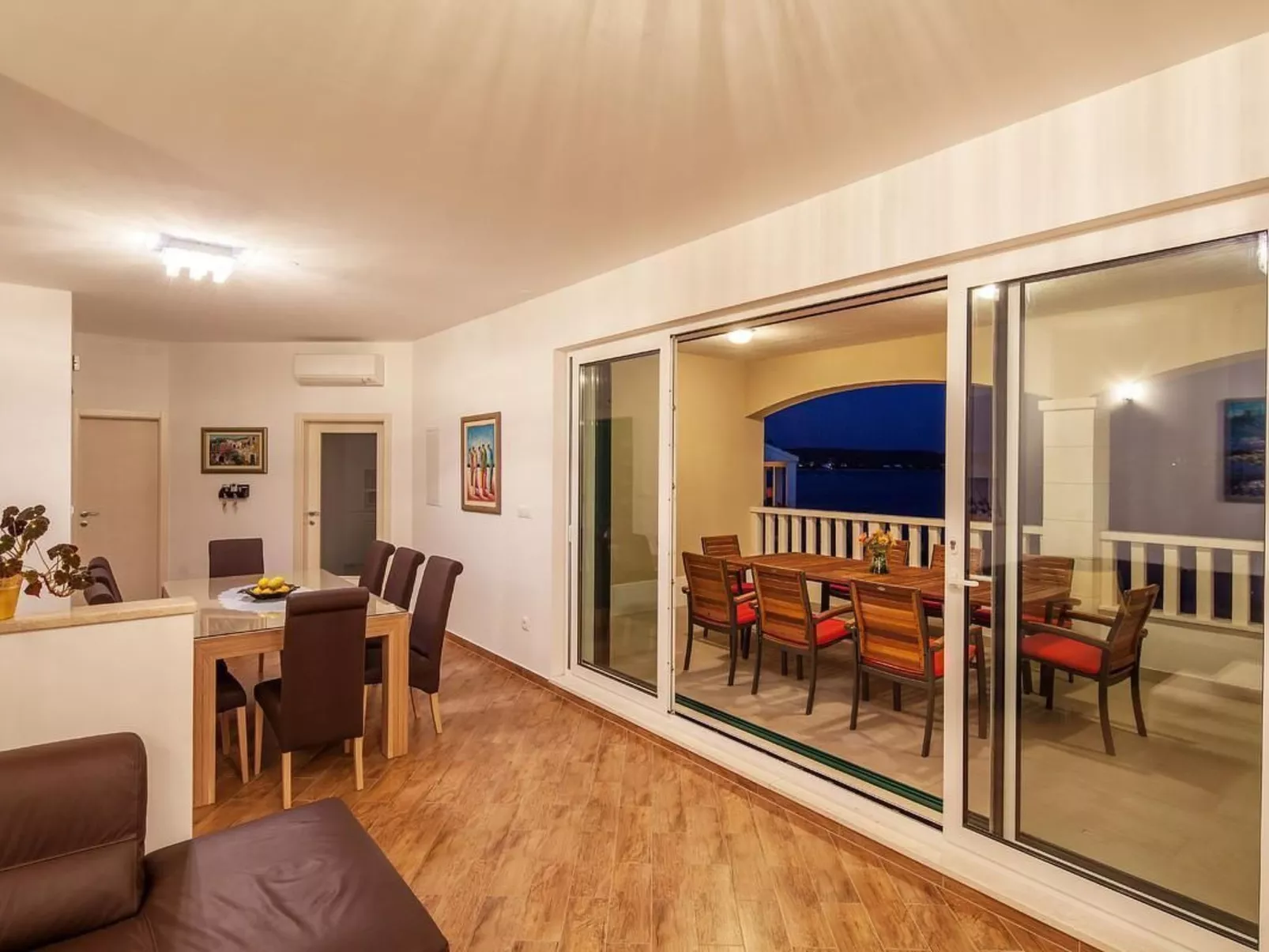 Luxuriöses Ferienhaus mit Pool direkt am Meer-Image-tags.info