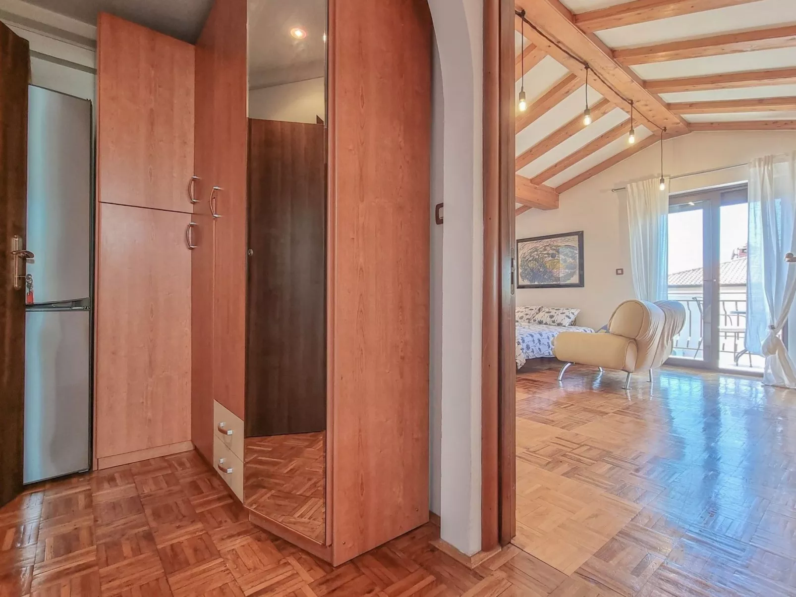 "Nina" mit Blick auf das Wasser-Inside