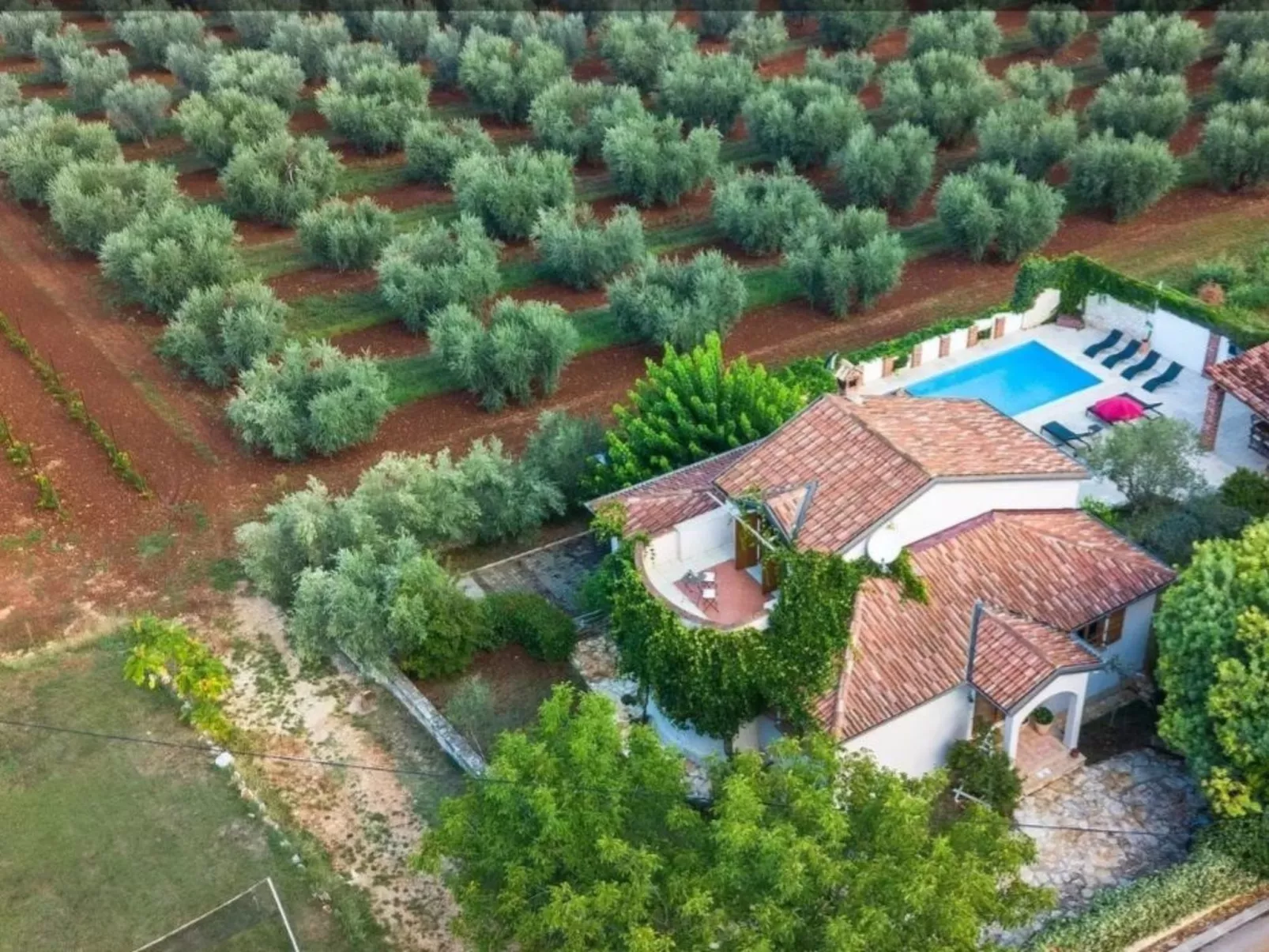 Freistehende Villa mit Garten und privatem Pool-Draußen