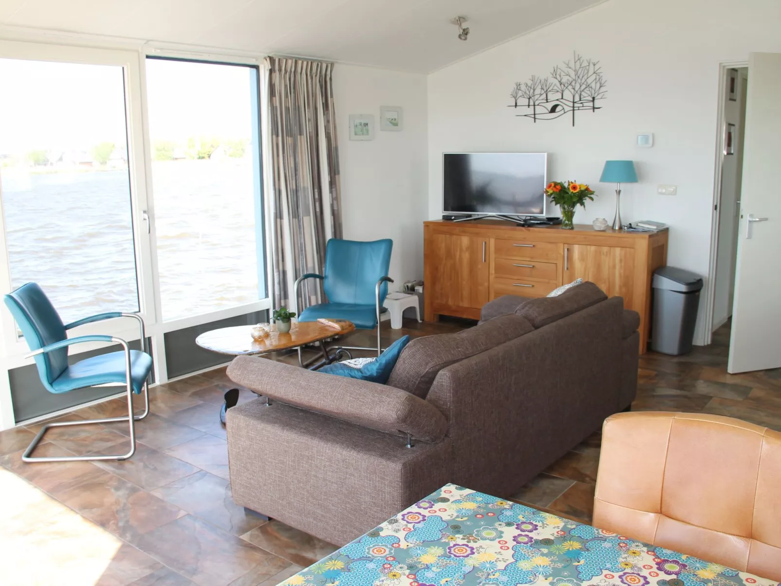 Boot "De Frijheit" mit Blick auf das Wasser