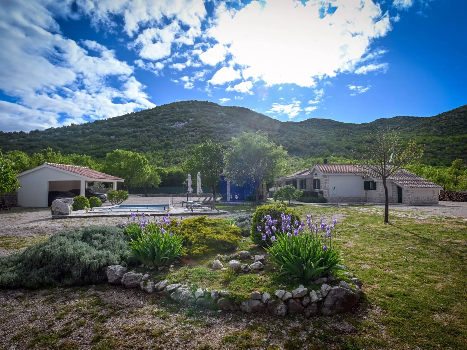 Freistehendes Ferienhaus in Duge Njive mit Privatem Pool-Outside