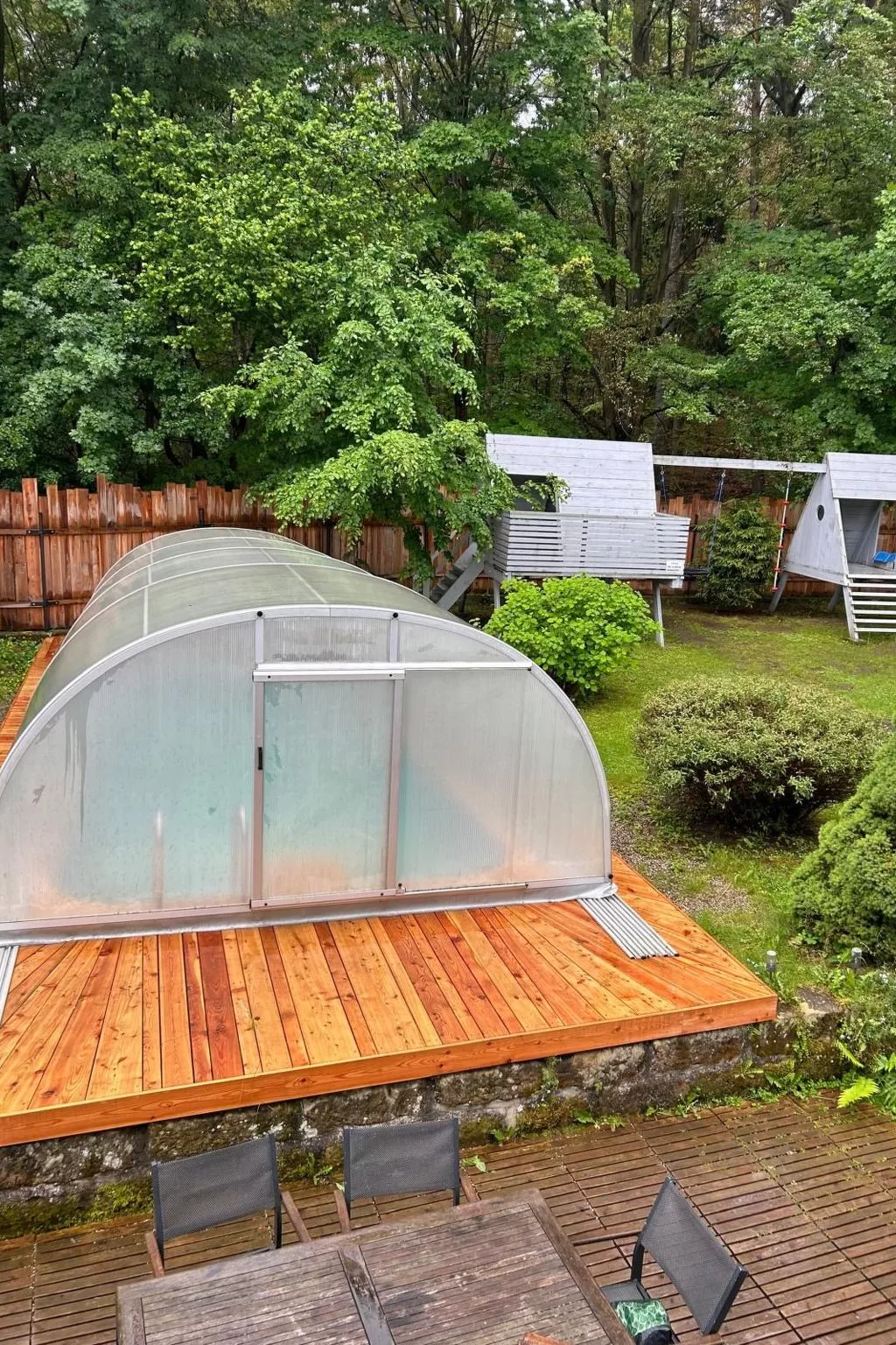 Traditionelles Haus, umgeben von Wäldern in Ralsko-Outside