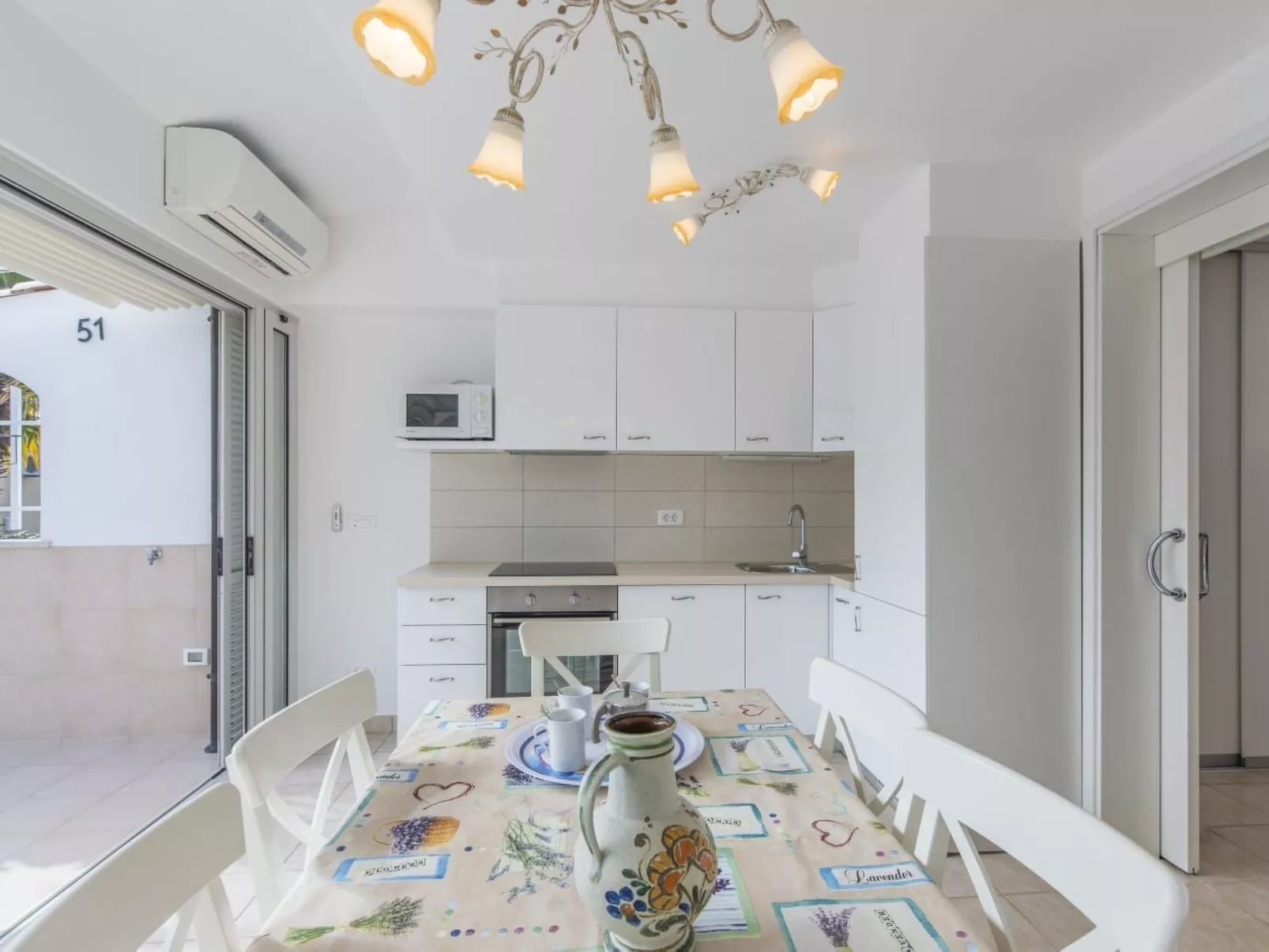 Mit Blick auf das Wasser-Drinnen