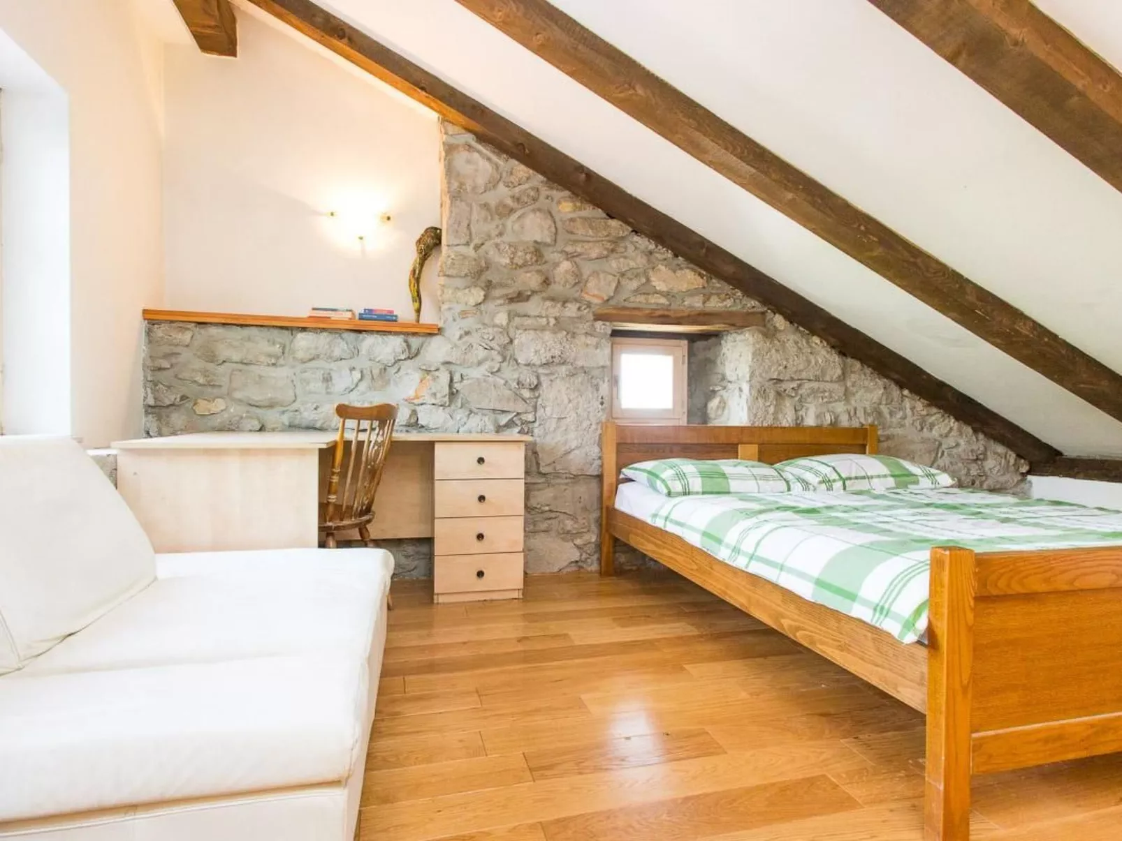 Haus mit modernem Interieur und einer alten Taverne - Image-tags.info