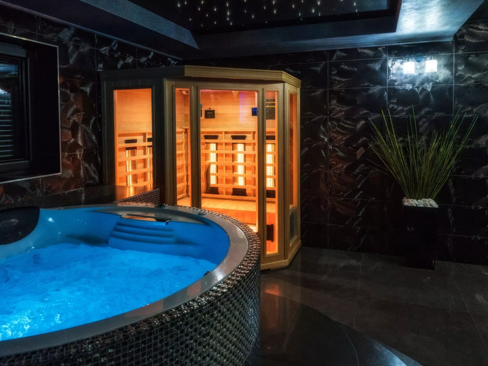 Mit Entspannung im Jacuzzi-Drinnen