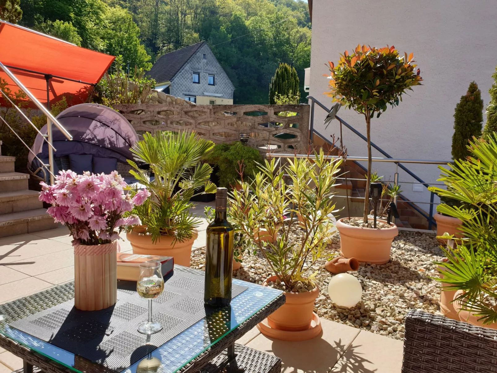 Mit Blick auf das Wasser-Dehors