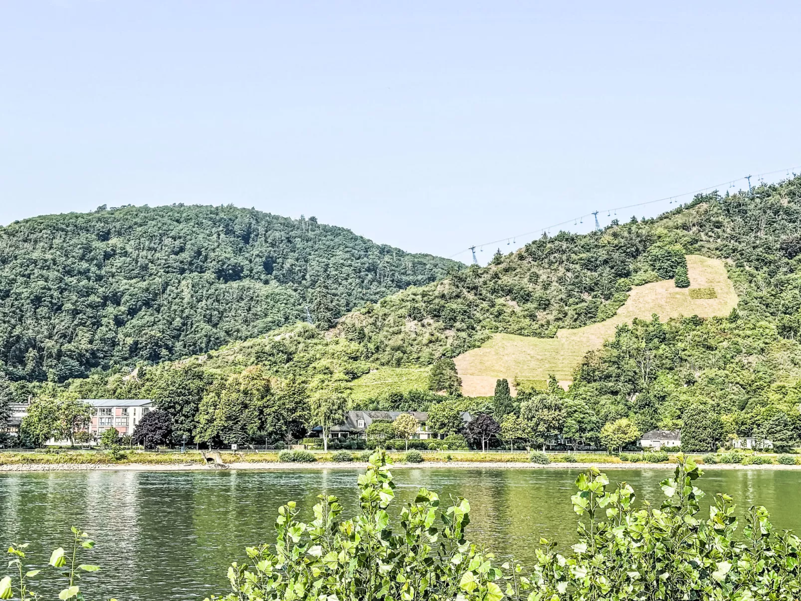 Mit Parkplatz und Terrasse-Area