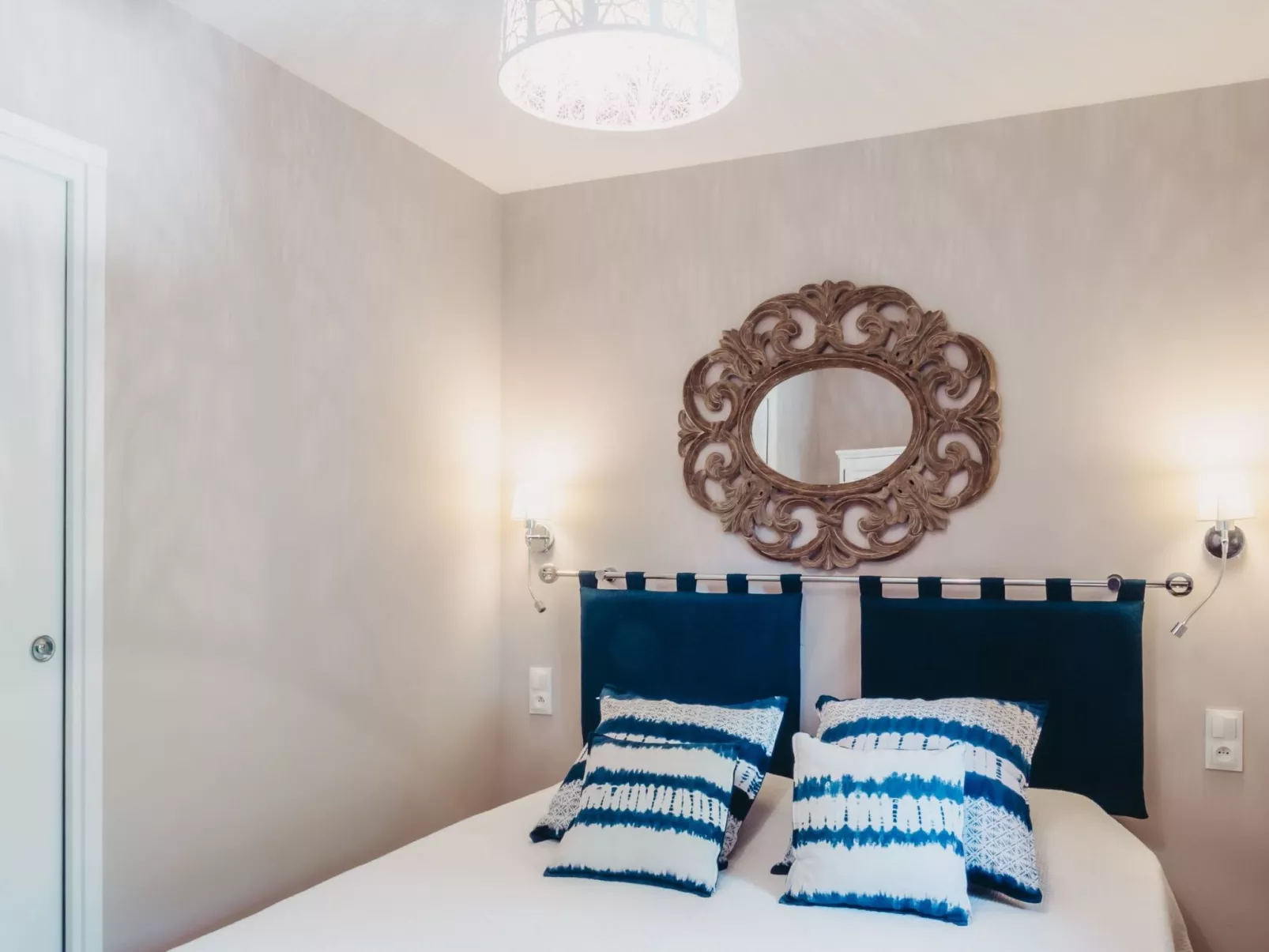 Mit Blick auf das Wasser-Drinnen