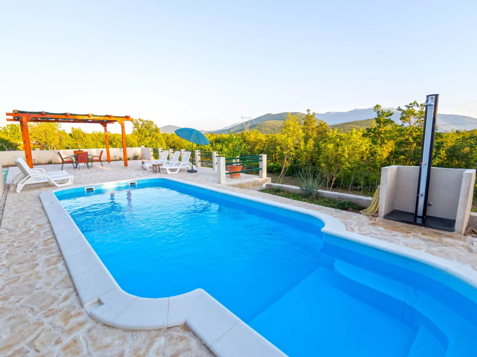 In Opanci mit beheiztem Pool, Parkplatz-Image-tags.info