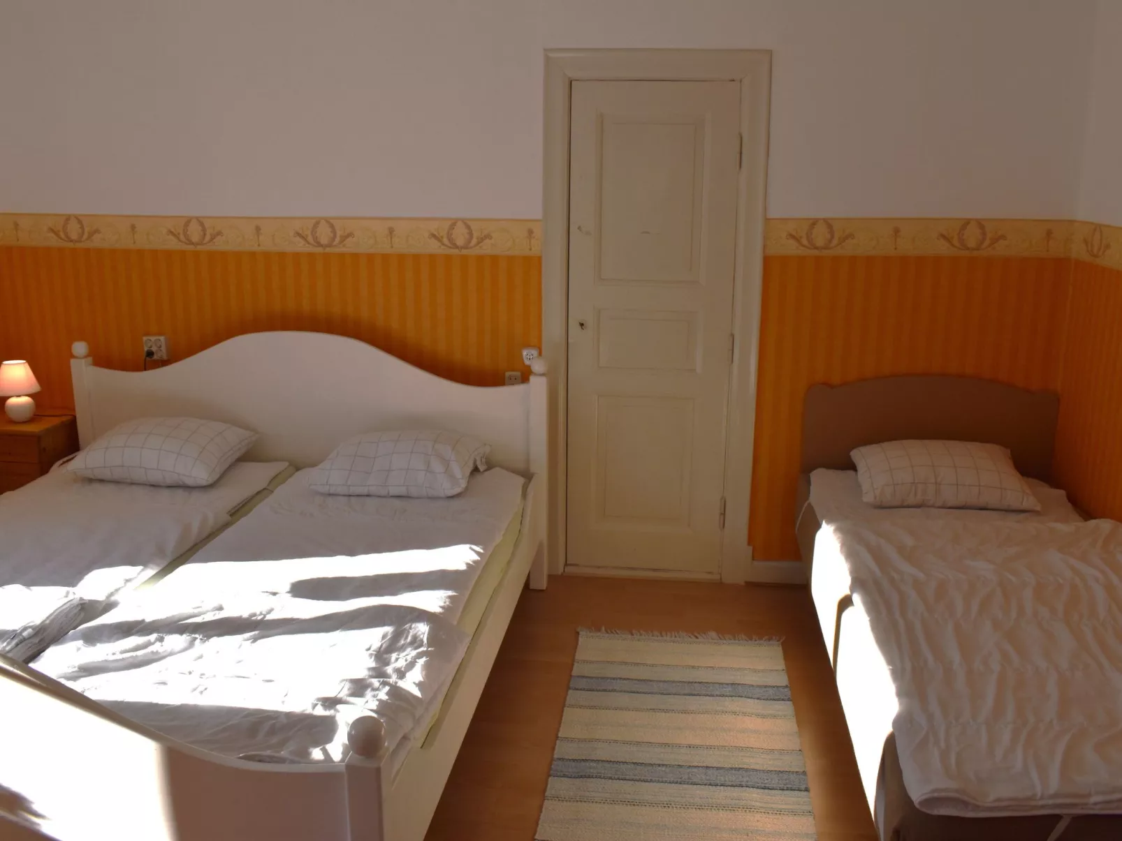 Typisch schwedisches Ferienhaus mit Garten-Dedans