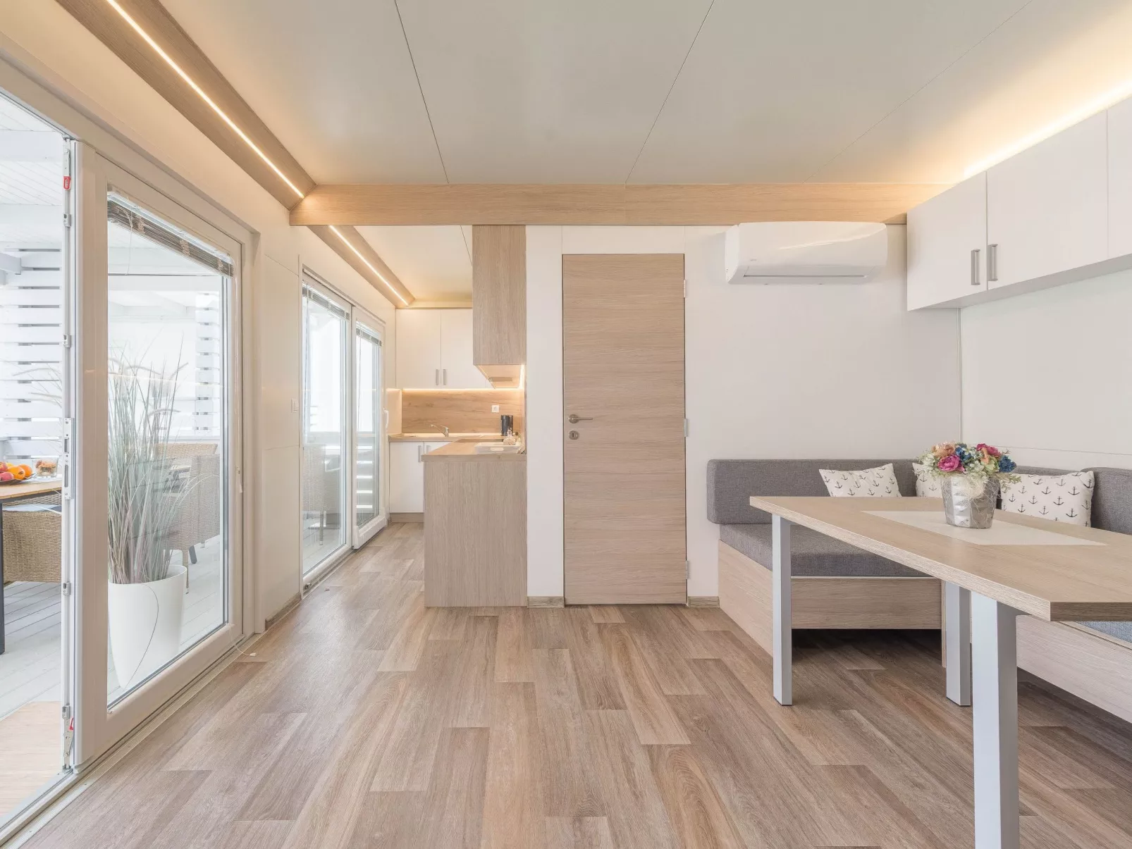 MH Summer Home-Drinnen