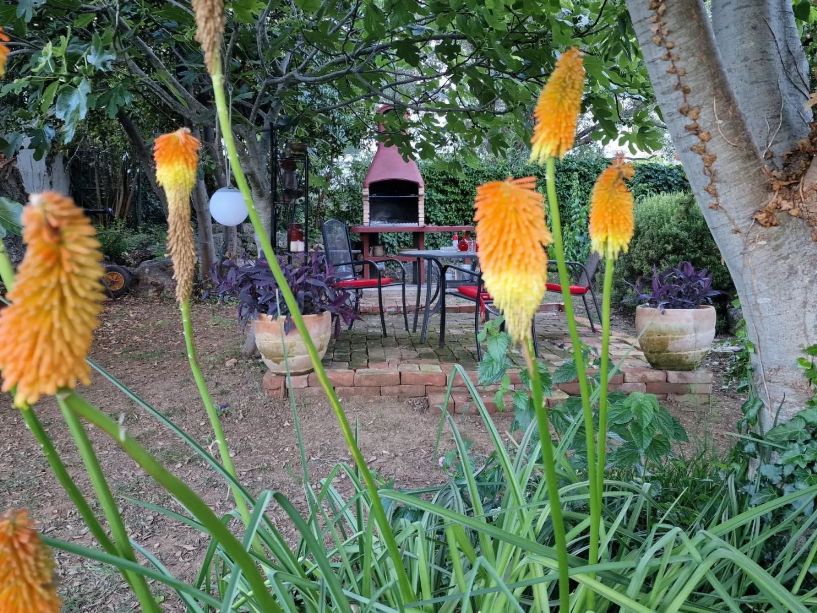 Steinhaus in Strandnähe mit Whirlpool-Dehors