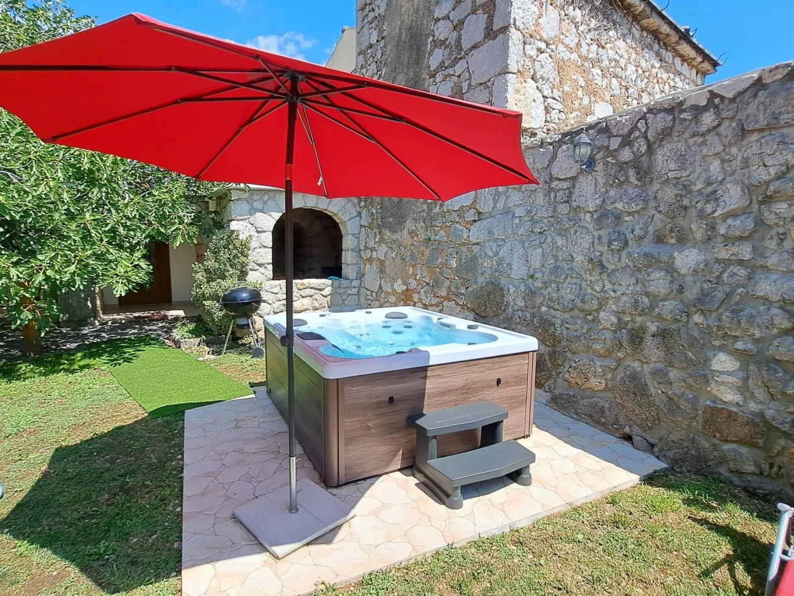 Geräumige Villa mit drei Schlafzimmern und einem ruhigen Garten