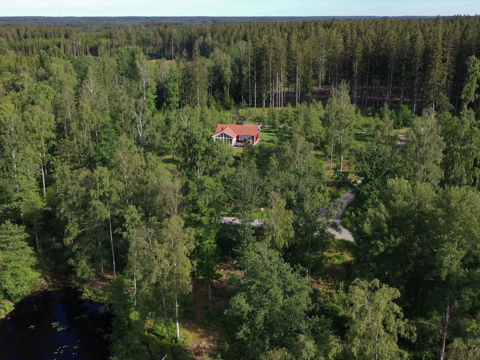 Modernes Haus mit hellem Dekor, mit Blick auf den See-Image-tags.info