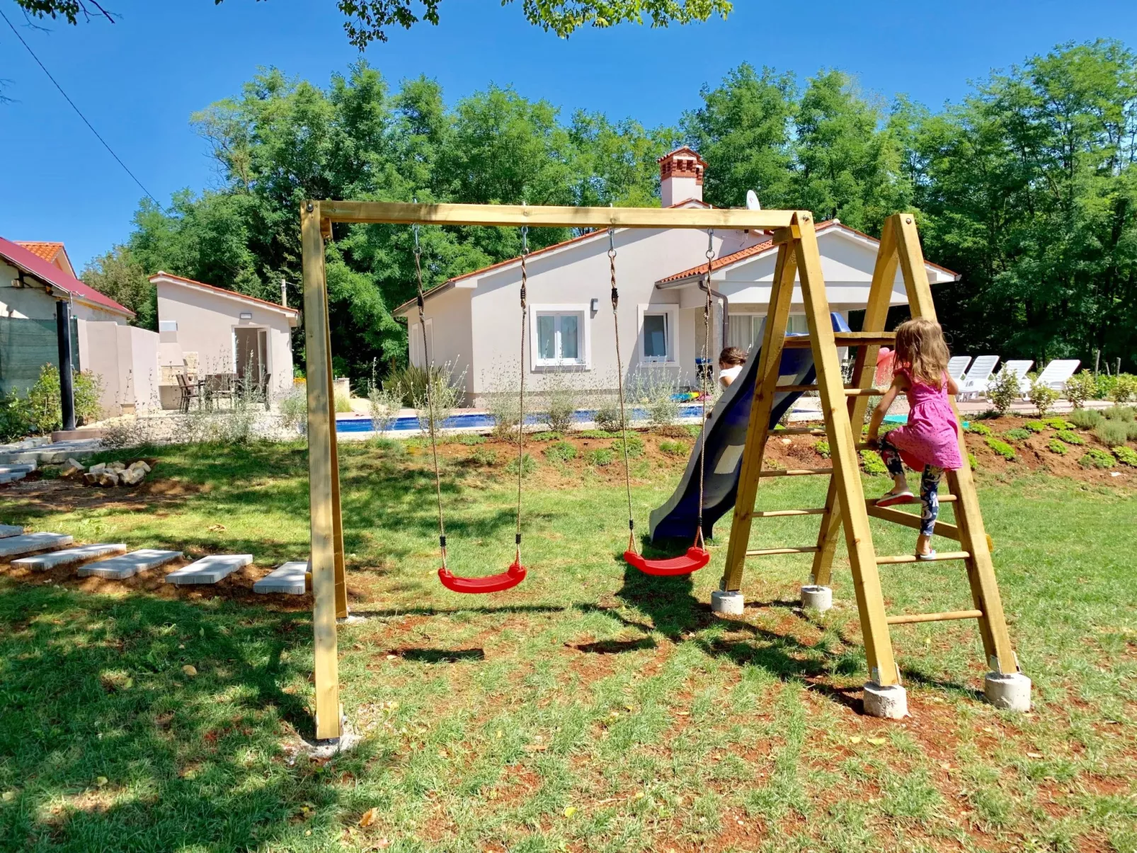 Charmante Villa mit gepflegtem Garten und beheiztem Pool-Outside