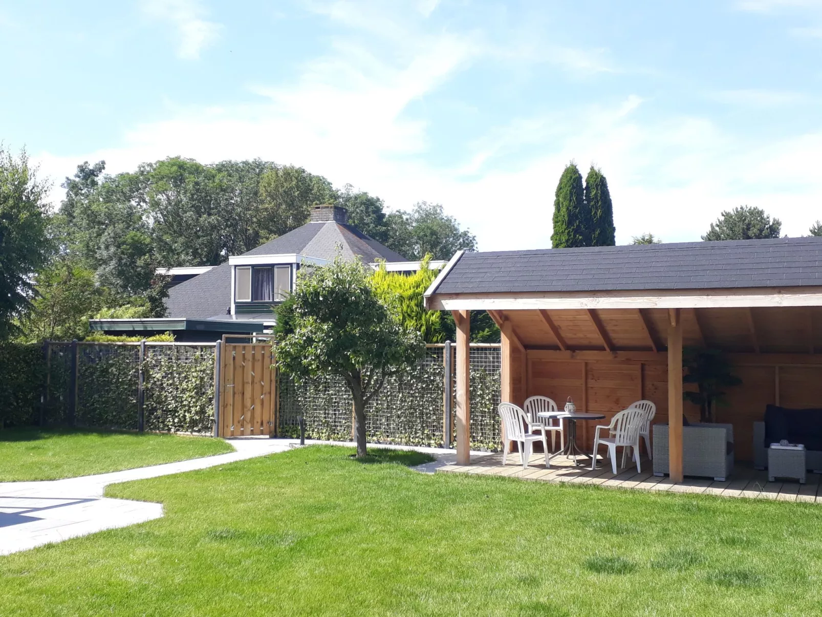 Mit privatem Garten und Terrasse