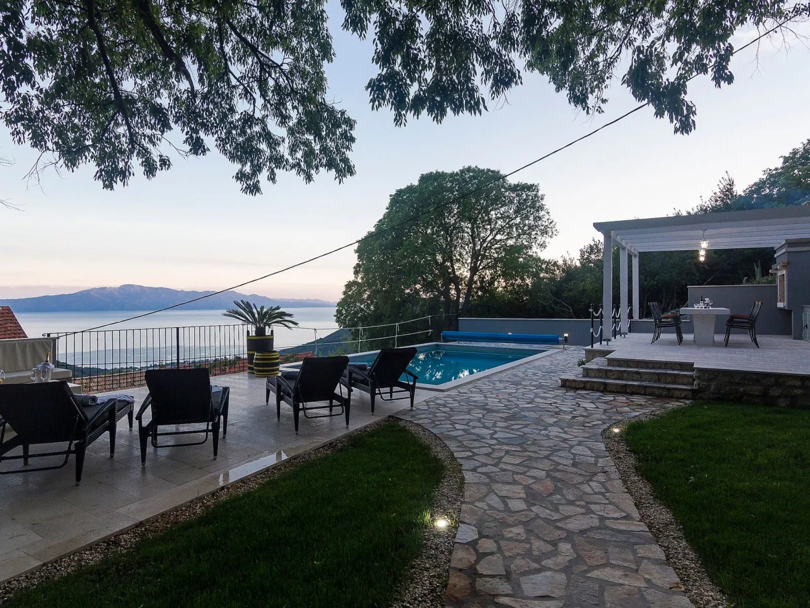 Schönes Steinhaus mit beheiztem Pool, Terrasse m-Draußen