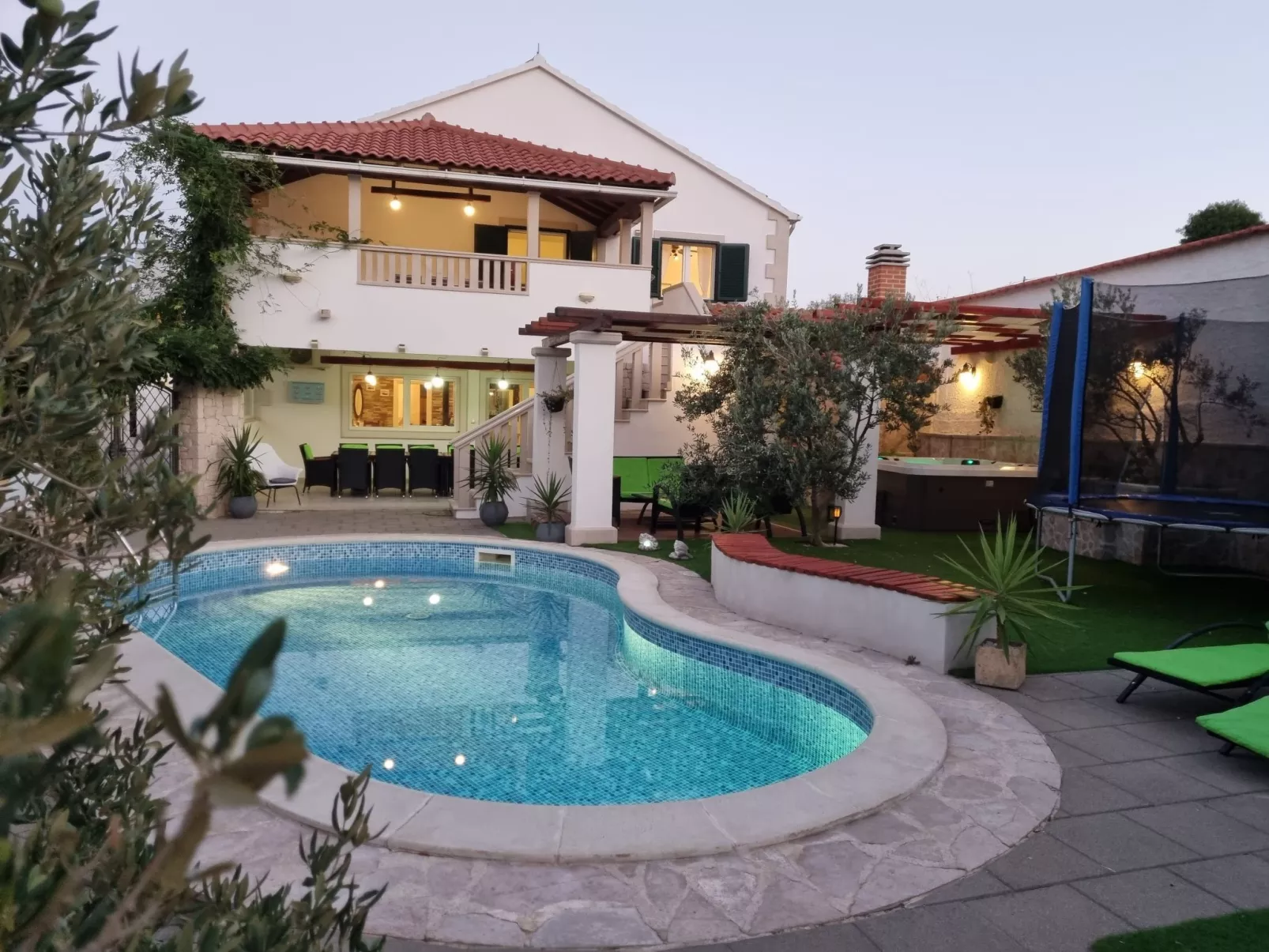 Komfortables Haus in Selca mit privatem Parkplatz-Draußen