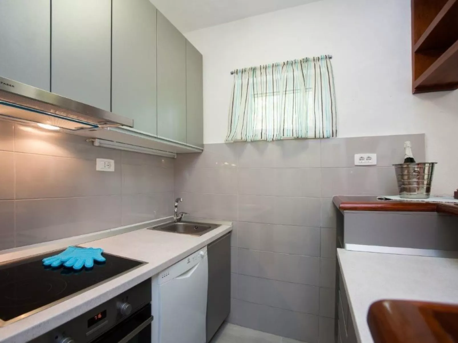 Charmante Villa Layla mit Meerblick und Pool-Drinnen