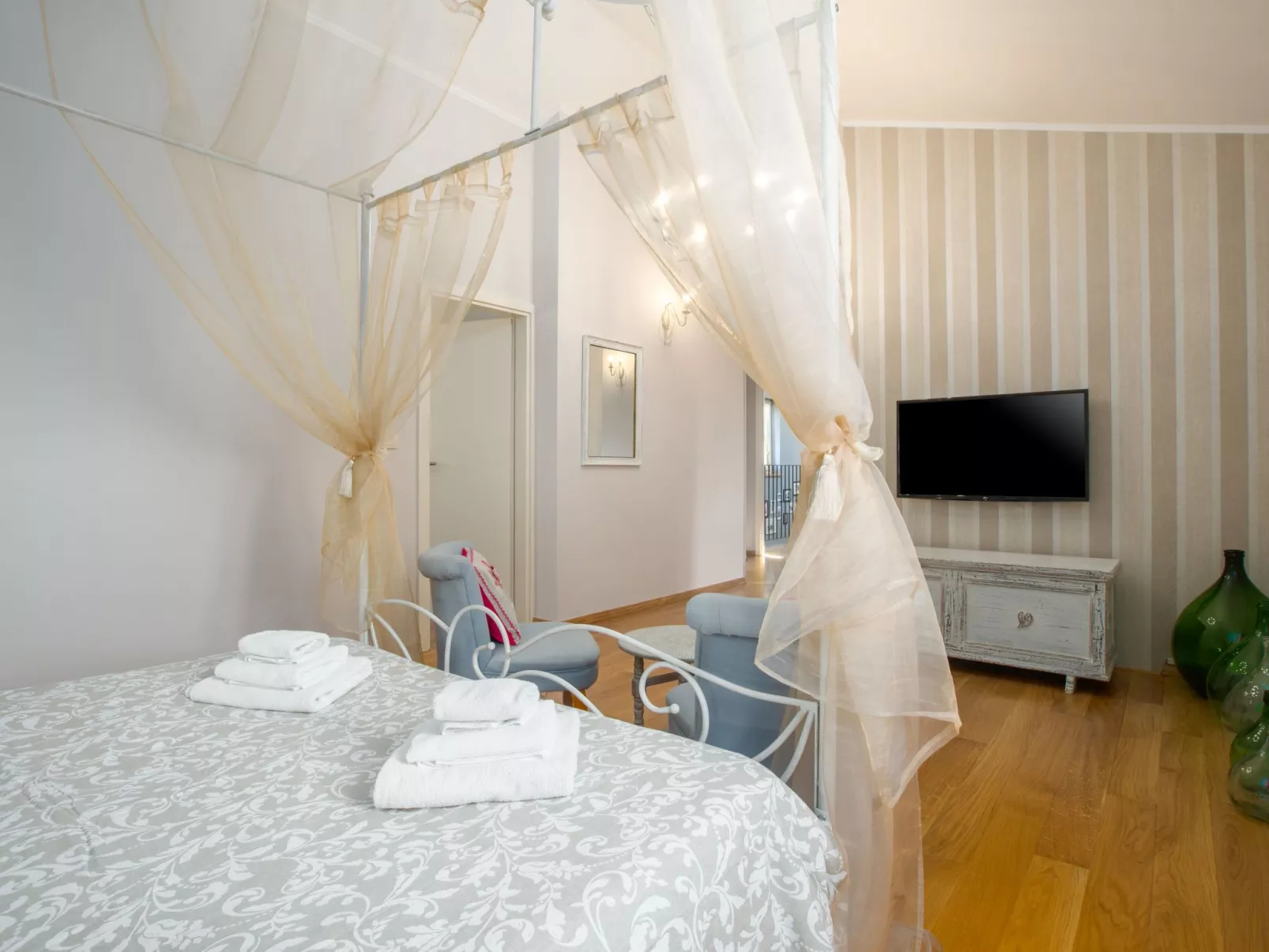 Villa mit Pool, Garten und Sommerküche-Inside